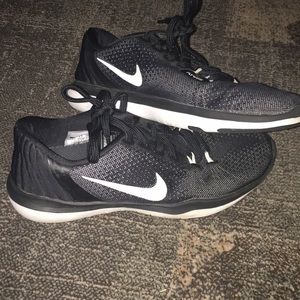 Black Nike Tennis Shoes
